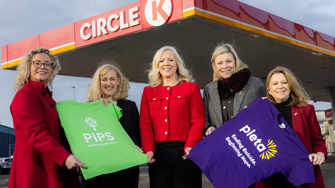 Representatives of Circle K, Pieta and PIPS holding t-shirts of Pieta and PIPS, posing in front of a CK station