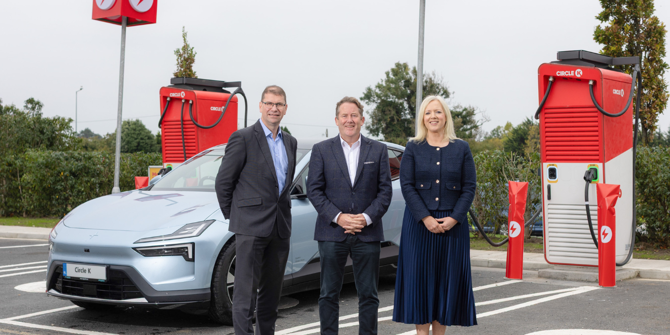 Darragh O’Brien, Ciara Foxton and Jonathan Diver in front of an electric car at Circle K Clonshaugh